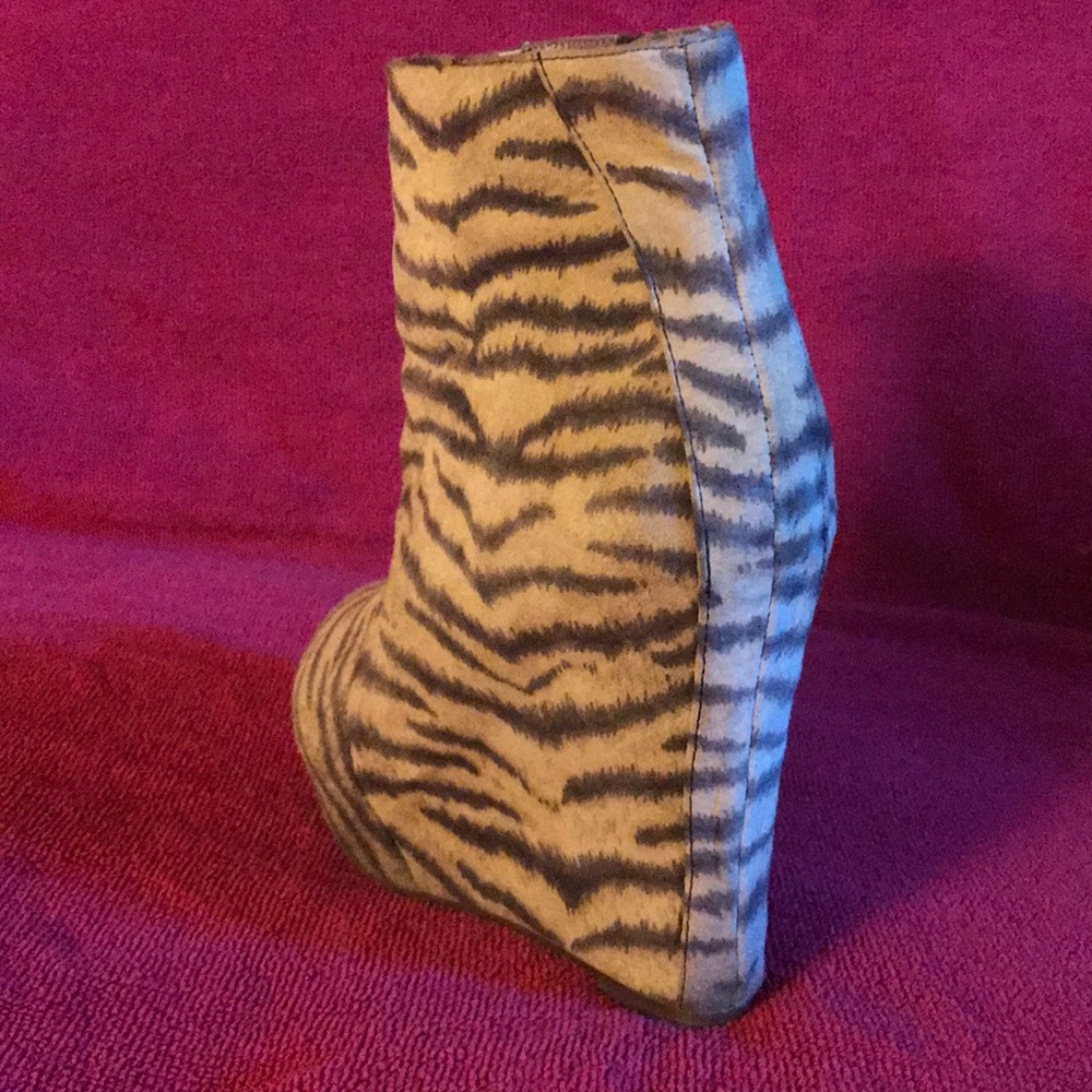 Ultrasuede zebra platform booties - Picture 4 of 4